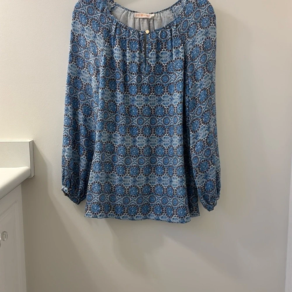 Great outfit! Tory Burch top and CREAM coated, embroidered jeans. - Picture 3 of 14